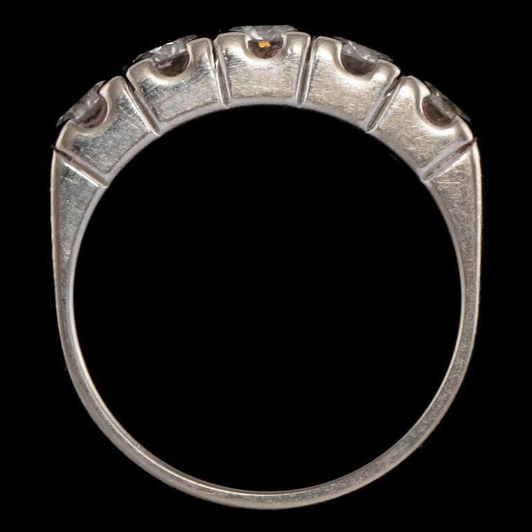 RING, 18k vitguld med 5 briljantslipade diamanter, tot 1.0 ct, Schalin, Östersund, 2000-tal. Vikt 5 g.