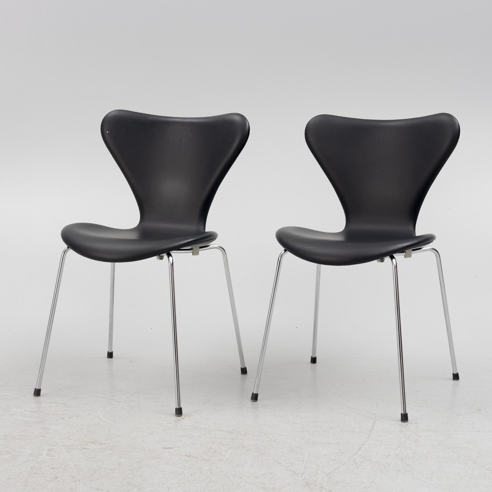 Arne Jacobsen, stolar, 6 st, "Sjuan" Fritz Hansen, Danmark, daterade 2016.