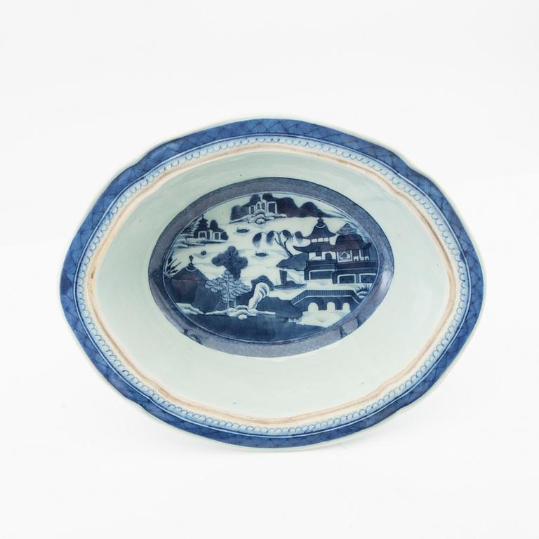 A blue and white export porcelain tureen with cover, China, Qing dynasty, around 1800.