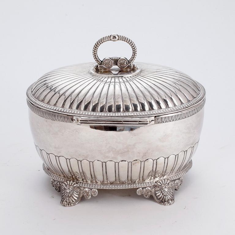 SOCKERSKRIN, silver, empire, Adolf Zethelius, Stockholm, 1828. vikt 704 gram.