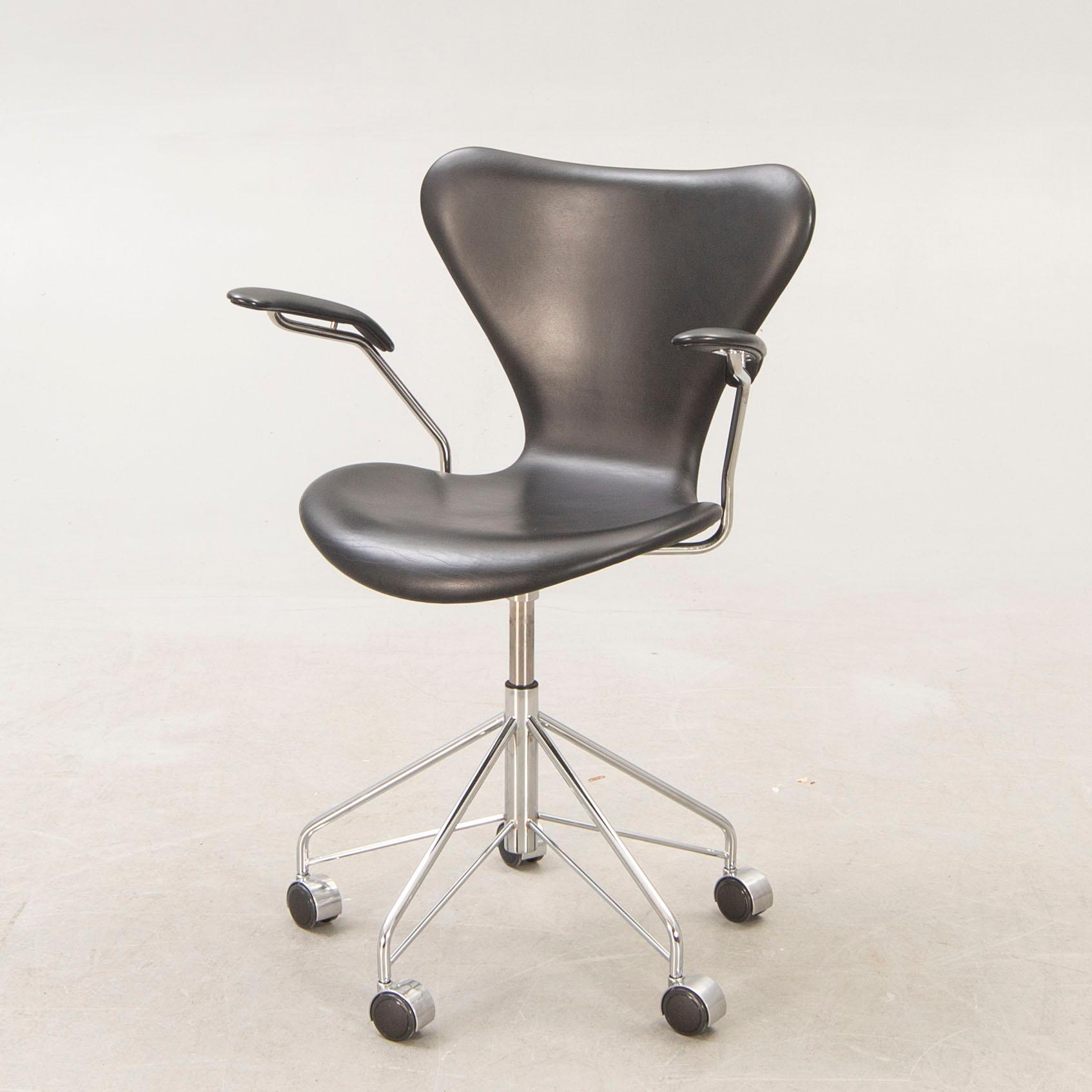 Arne Jacobsen, skrivbordsstol "Sjuan" för Fritz Hansen 2010.