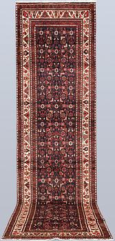 A Hamadan runner, approx. 420 x 110 cm.