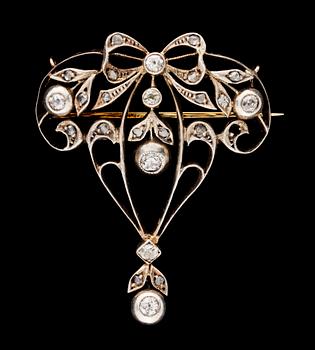 666. A gold and platinum diamond brooch.