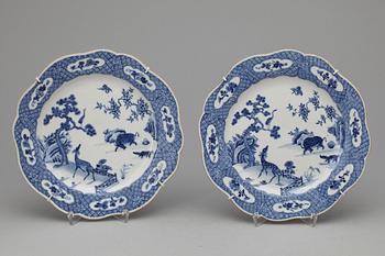 TALLRIKAR, ett par, porslin, Kina, Qing dynastin, runt år 1800.