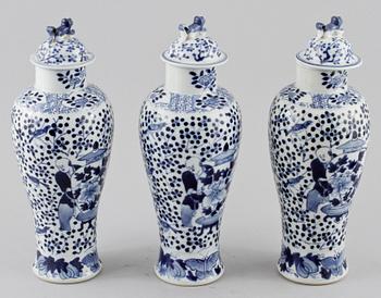 LOCKURNOR, tre st, porslin, Kina, 1800-tal.