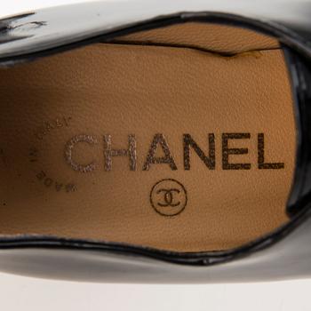 CHANEL Black Patent Leather Brogue Lace-up shoes in size 39.