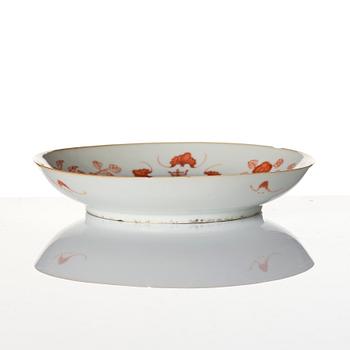 A Chinese porcelain dish and a spoon, late Qing dynasty / around 1900.