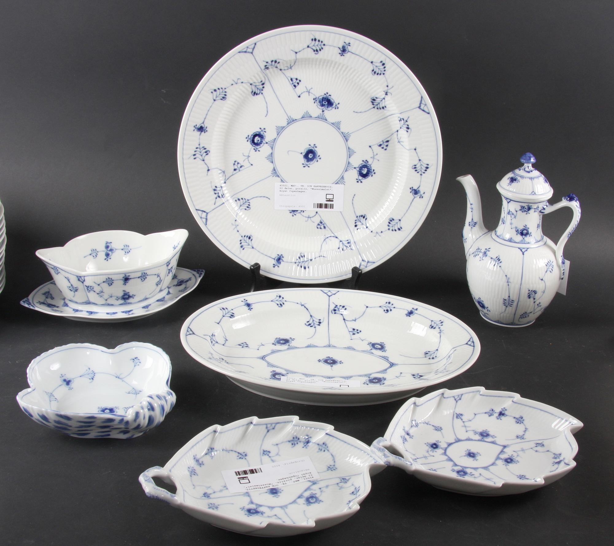 MAT-, TE- OCH KAFFESERVIS, 62 delar, porslin, "Musselmalet", Royal Copenhagen.