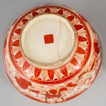 A group of three bowls and a vase, Japanese, part Nabeshima, 19th/20th Century.