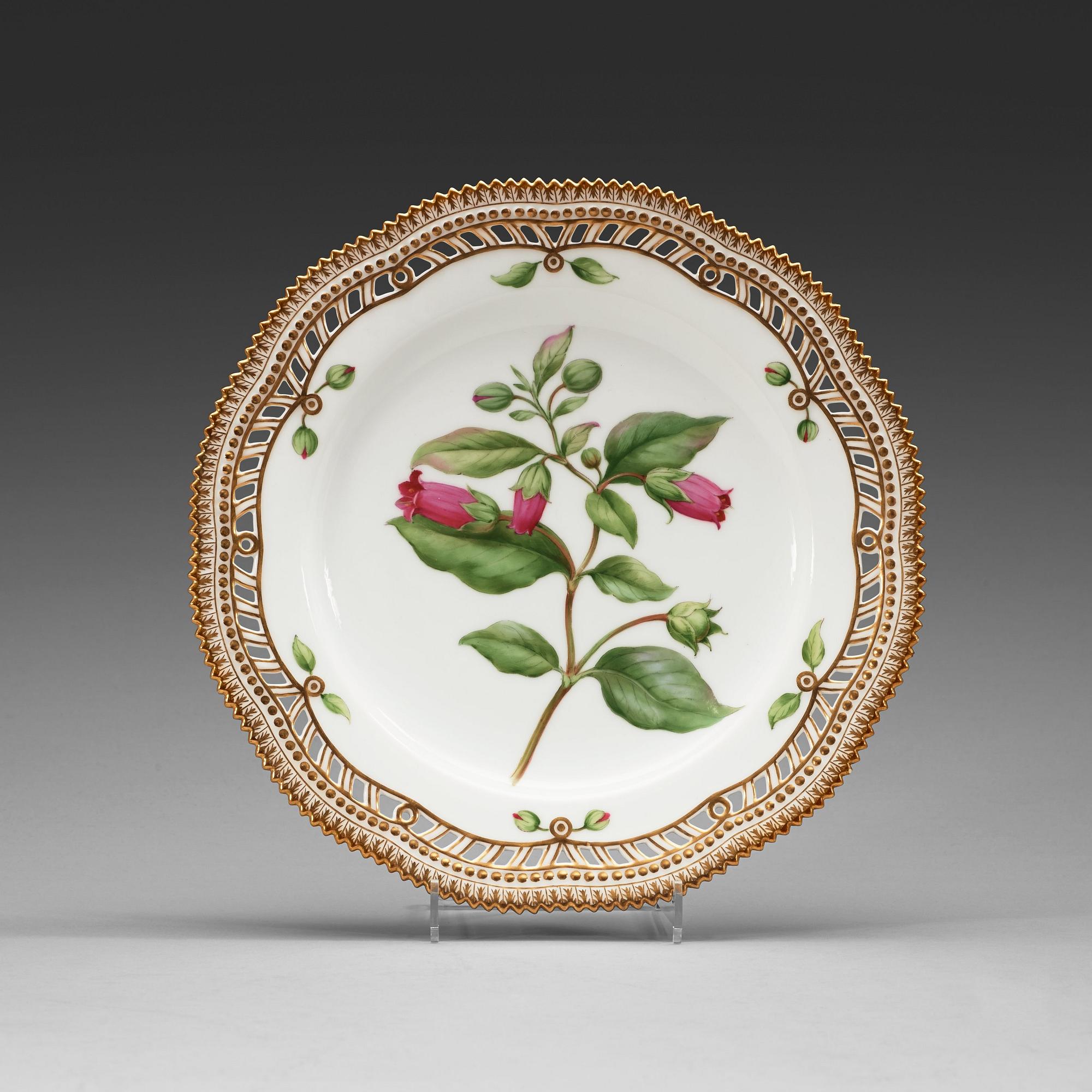 A set of 11 Royal Copenhagen 'Flora Danica' dinner plates, Denmark, early 20th Century.