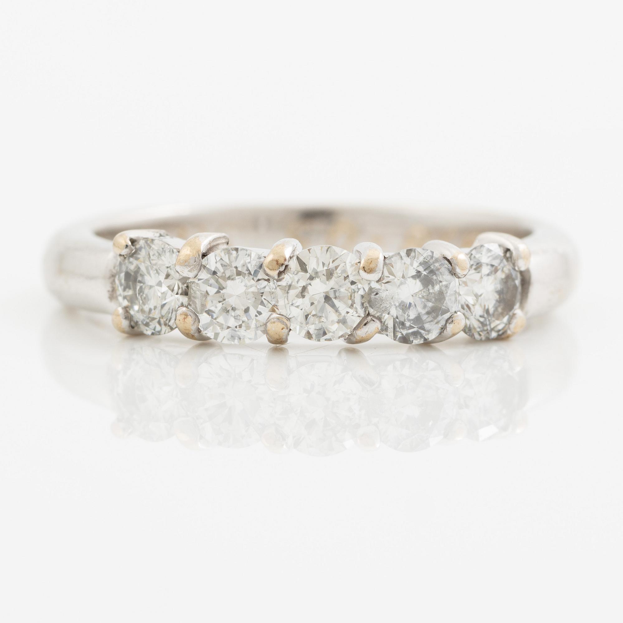 Ring in 18K white gold set with round brilliant-cut diamonds.