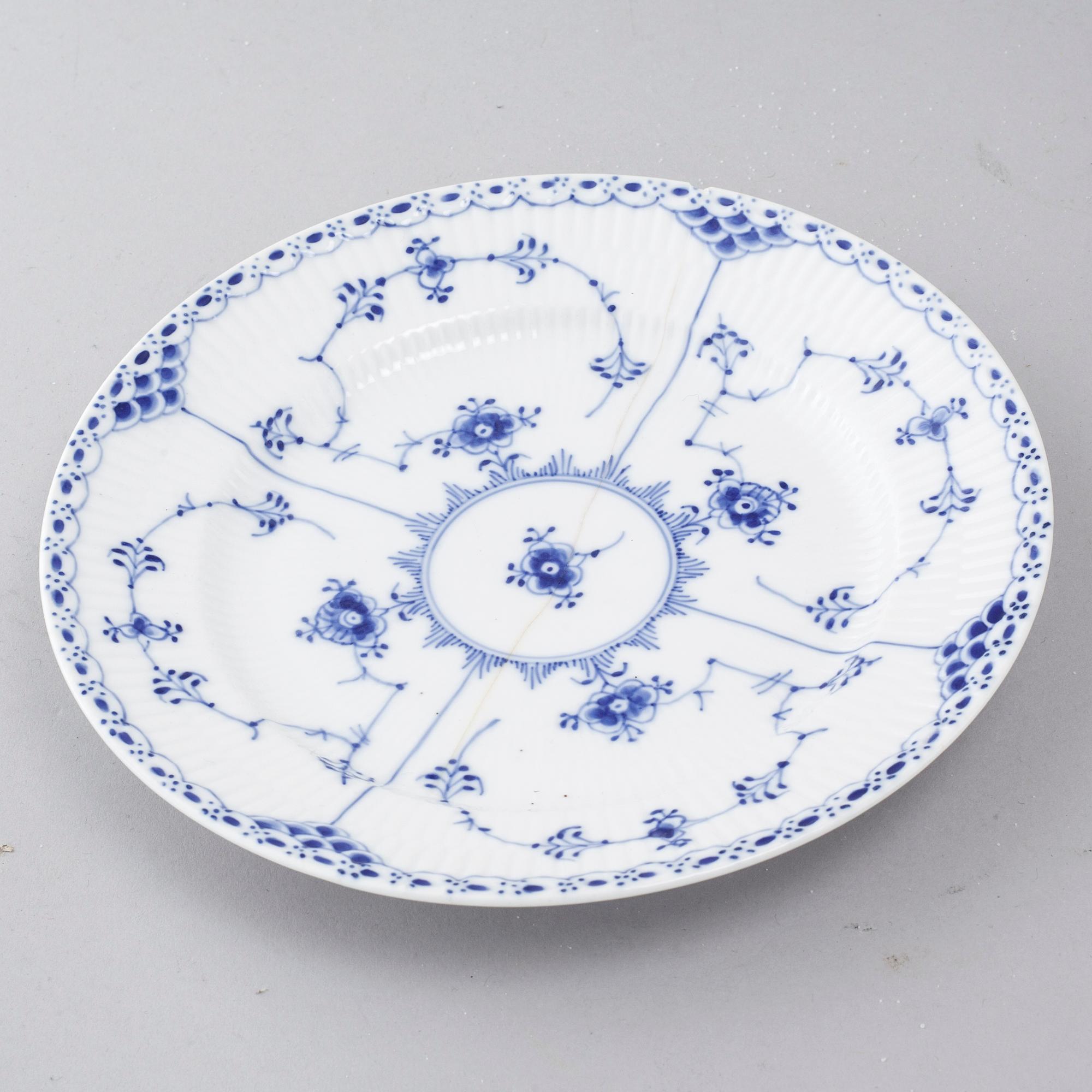 A porcelain tableware set of 69 pcs, "Musselmalet" by Royal Copenhagen, second half of the 20th century.