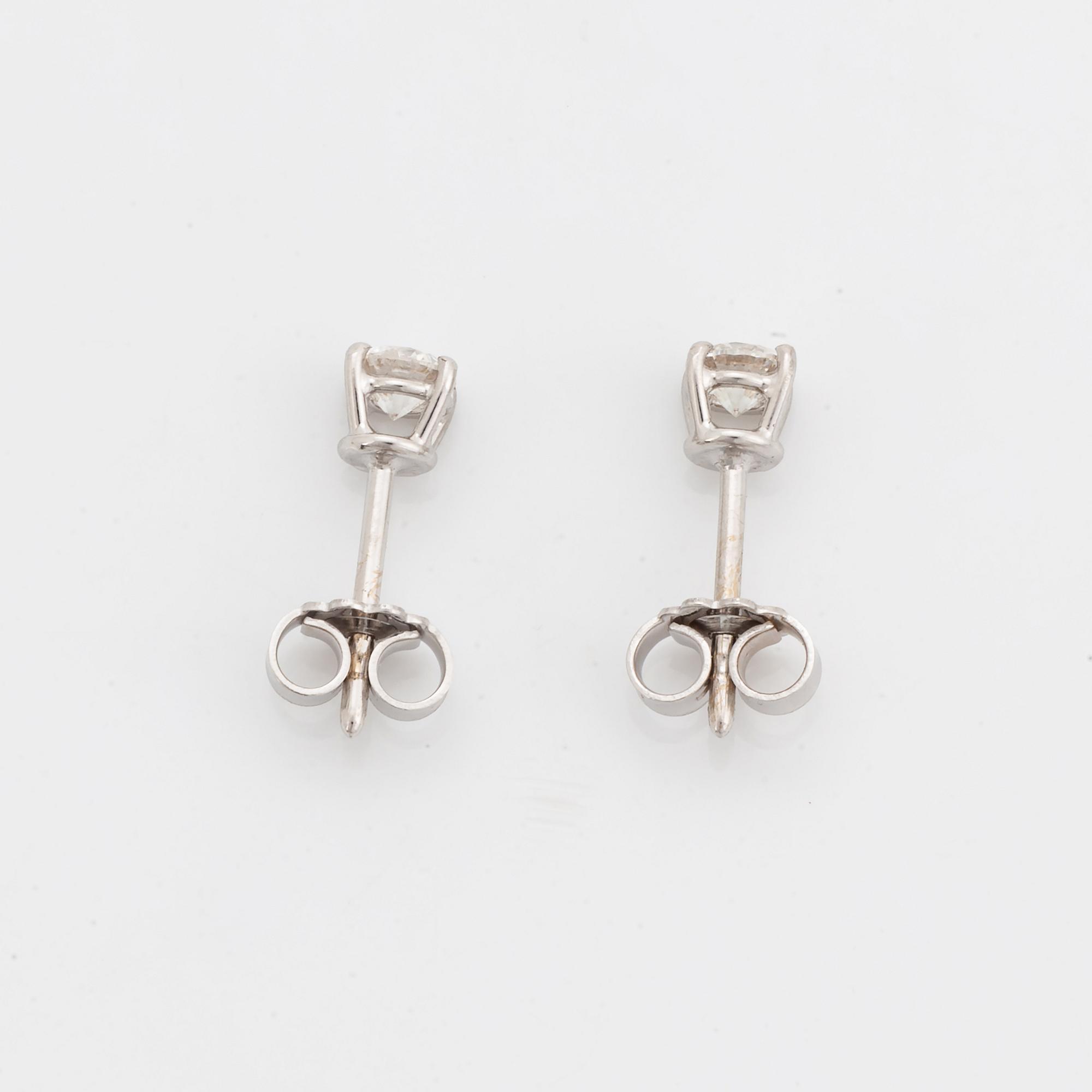 Örhängen, med briljantslipade diamanter.