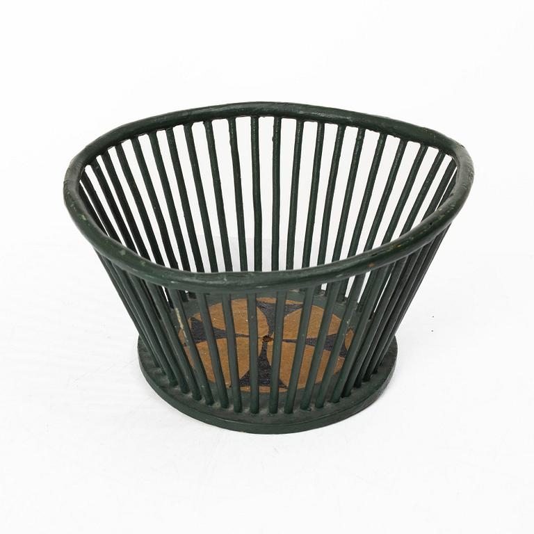 Pine basket, 19th century.