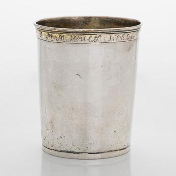 Bägare, silver, mästarstämpel OWL, 1700-talets mitt, gravyr daterad  1760. Oidentifierad mästare.