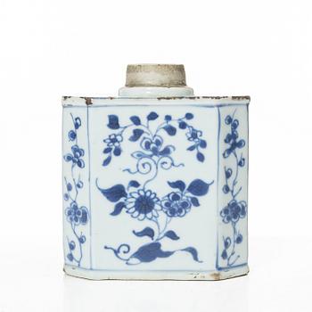 A blue and white tea caddy, Qing dynasty, Kangxi (1662-1722).