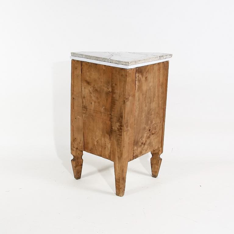 HÖRNSKÅP. Louis XVI 1700-tal.