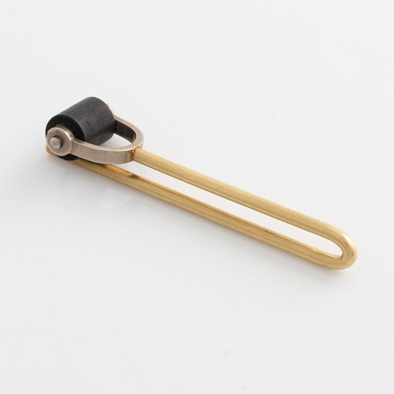 Glenn Roll, slipsnål, 18K guld, metall och svart gummi.