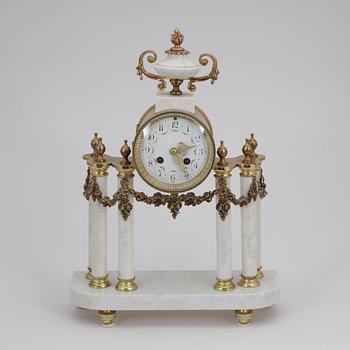 BORDSPENDYL, Louis XVI-stil, 1900-talets första hälft.