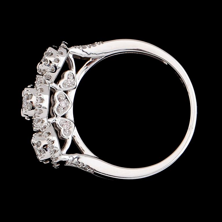 RING, 10K vitguld, briljantslipade diamanter tot ca 0.75 ct. Vikt ca 5 g.