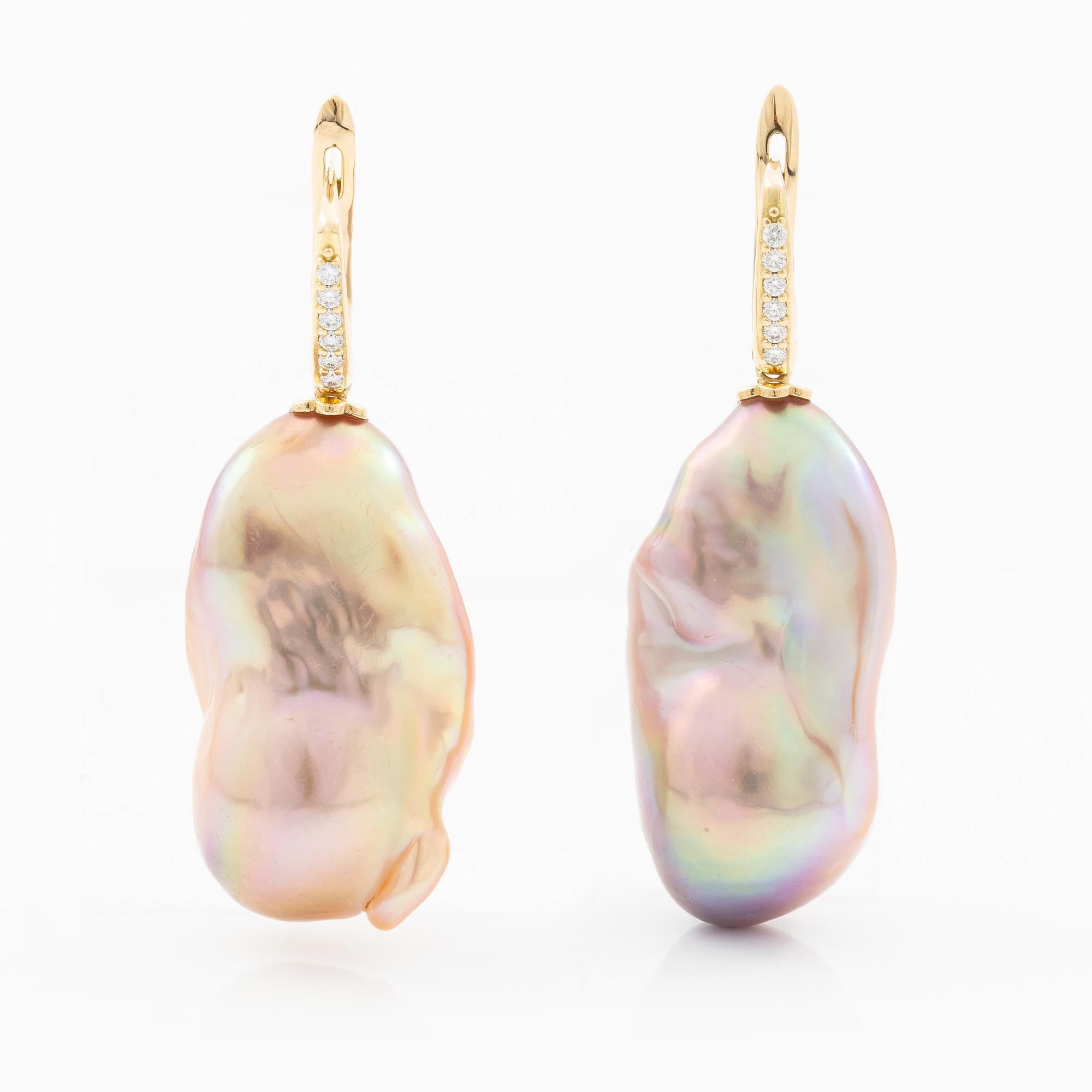 Earrings in 18K gold with cultured baroque freshwater pearls and brilliant-cut diamonds.
