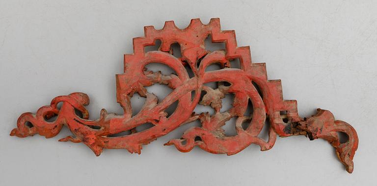 DEKORELEMENT/DÖRRÖVERSTYCKE, skuret trä, 1900-tal.