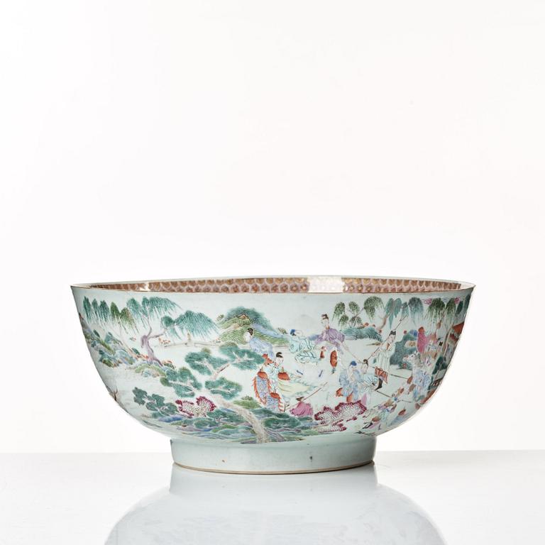 A large famille rose punch bowl, Qing dynasty, Qianlong (1736-95).