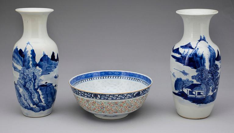 VASER, ett par samt SKÅL, porslin, Kina, sen Qing (1800/1900-tal).