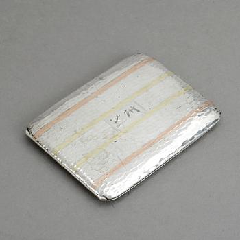 CIGARETTETUI, sterling silver och 14 k guld. Vikt 96 g.
