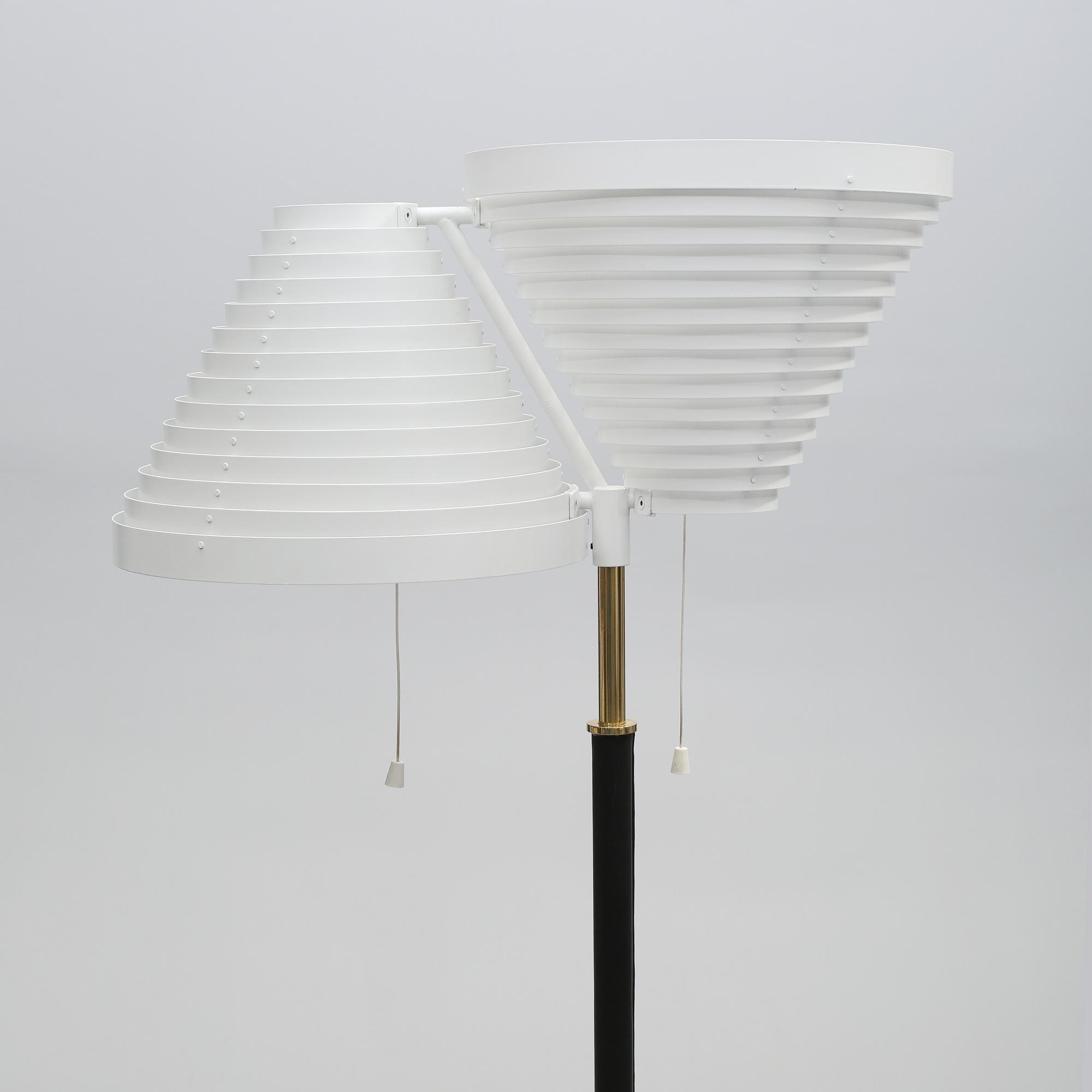 GOLVLAMPA, "modell A810", Alvar Aalto, Artek, Finland, 1900-talets andra hälft.