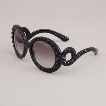 SOLGLASÖGON, Prada.