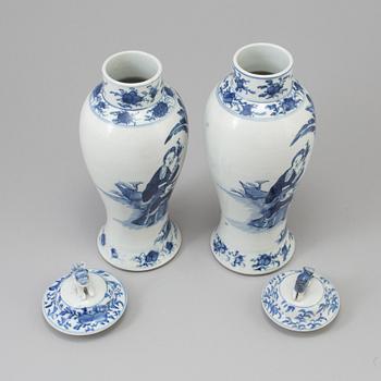 A pair of chinese blue and white porcelain vases with covers. Qing dynasty, Guangxu (1875-1908).