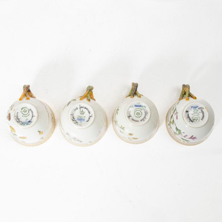 Kaffekoppar med fat, fyra stycken, porslin. 'Flora Danica', Royal Copenhagen, Danmark, 1900-tal.