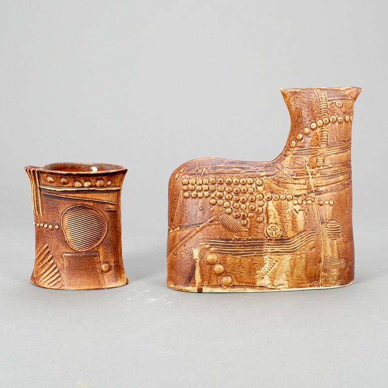 FIGURIN samt VAS, stengods, ur "Terra"-serien, Bertil Vallien, Rörstrand, 1900-talets andra hälft, signerade.