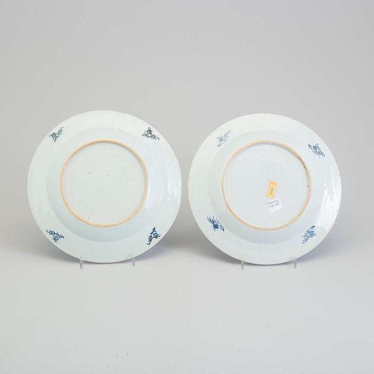 A pair of blue and white export porcelain plates, Qing dynasty, Qianlong (1736-95).