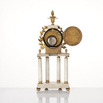 Bordspendyl, av Peter Strengberg (urmakare i Stockholm och Mariefred 1802-31), Sengustaviansk.