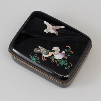 A Japanese box with cover, Meiji period (1868-1912).