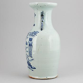 A blue and white floor vase, Qing dynasty, 19th century.