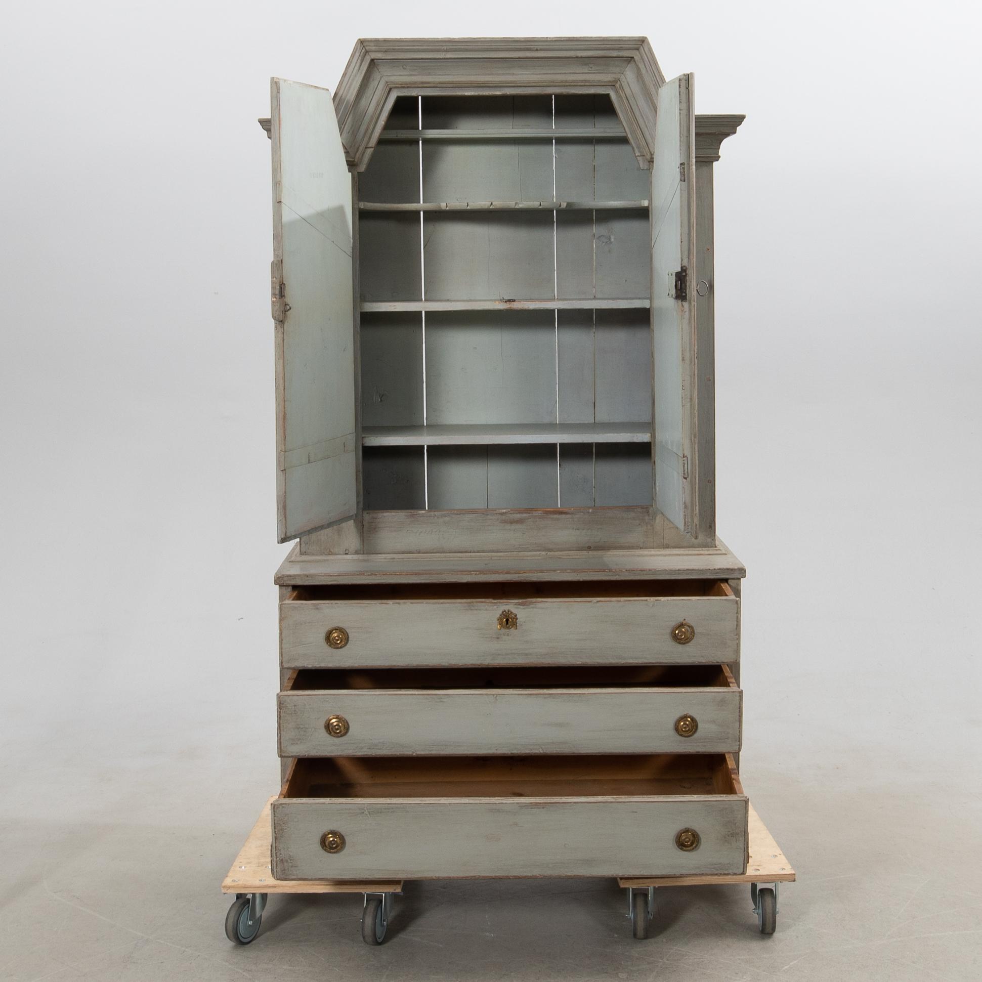 Skåp 1800-talets första hälft.