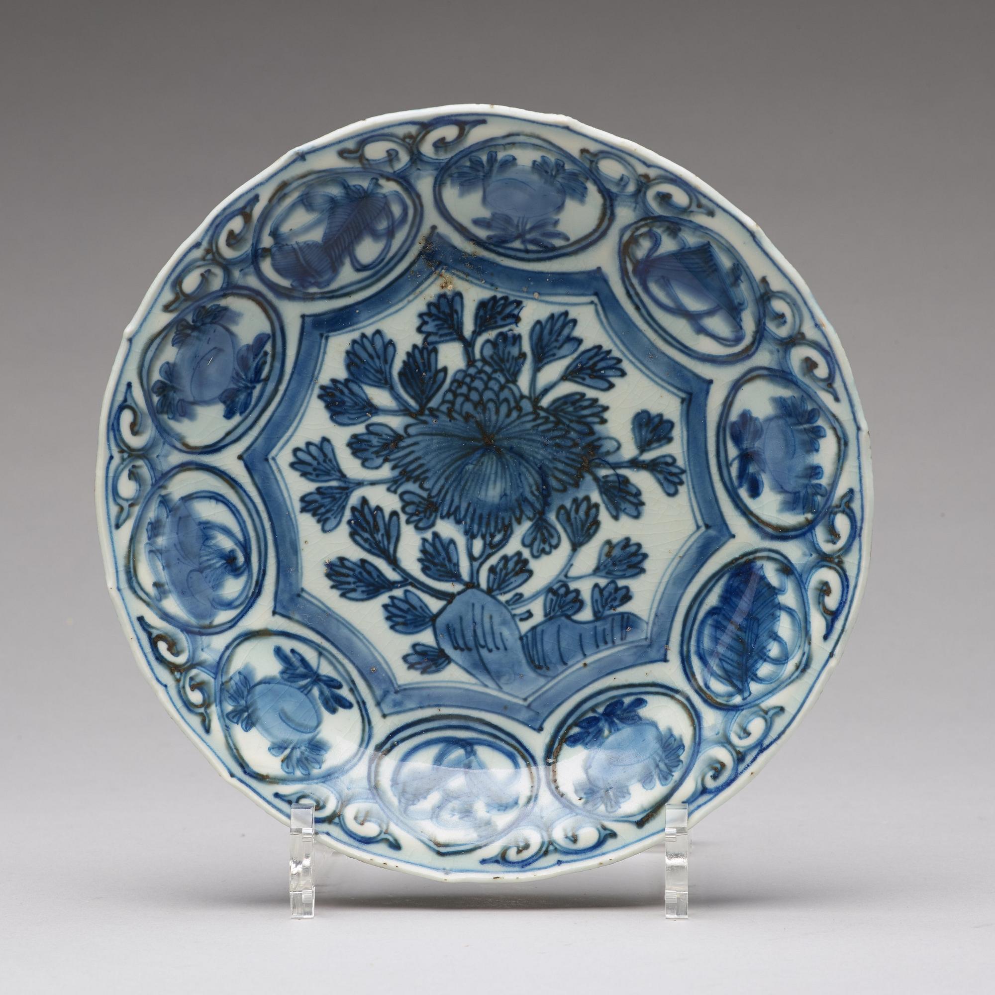 A set of three blue and white dishes, Ming dynasty, Wanli (1572-1620).