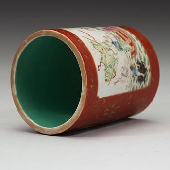 A famille rose brush pot, Qing dynasty, circa 1900.