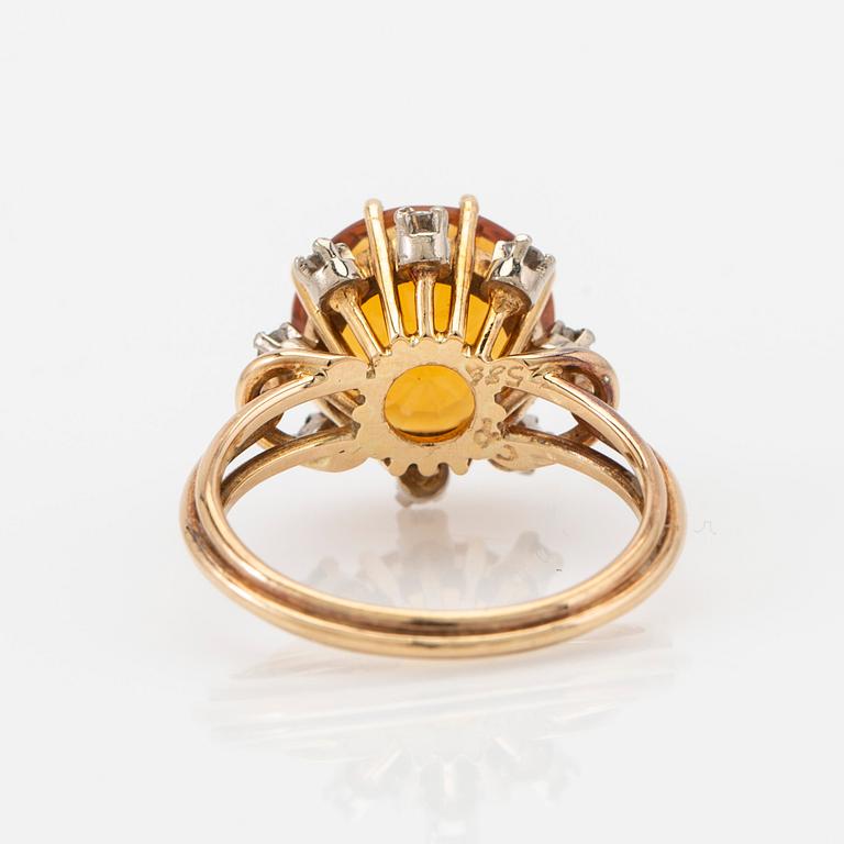 Ring, 14k guld med orange citrin och briljantslipade diamanter.
