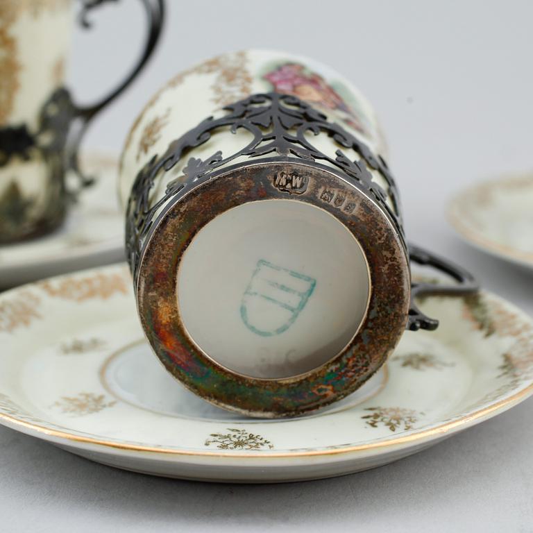 MOCKAKOPPAR MED FAT, 6 st, porslin, Wien, hållare av silver, Mappin & Webb, London, 1913.
