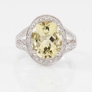 RING, 18K vitguld, diamanter tot ca 0.20 ct. och gul kvarts.
