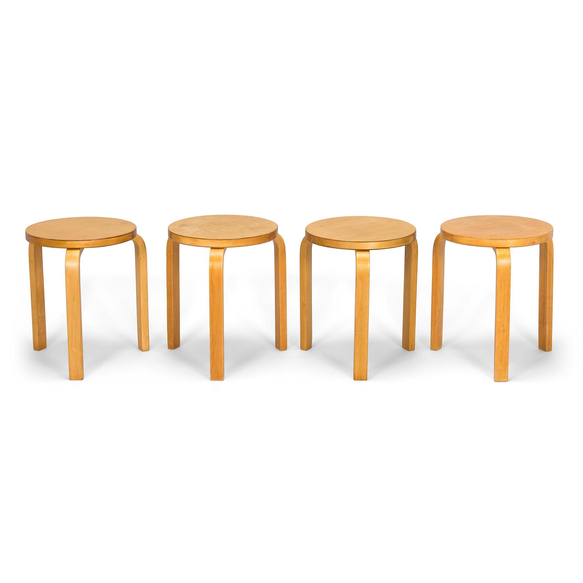 Alvar Aalto, jakkaroita, 4 kpl malli 60, O.Y. Huonekalu- ja Rakennustyötehdas A.B. 1900-luvun puoliväli.