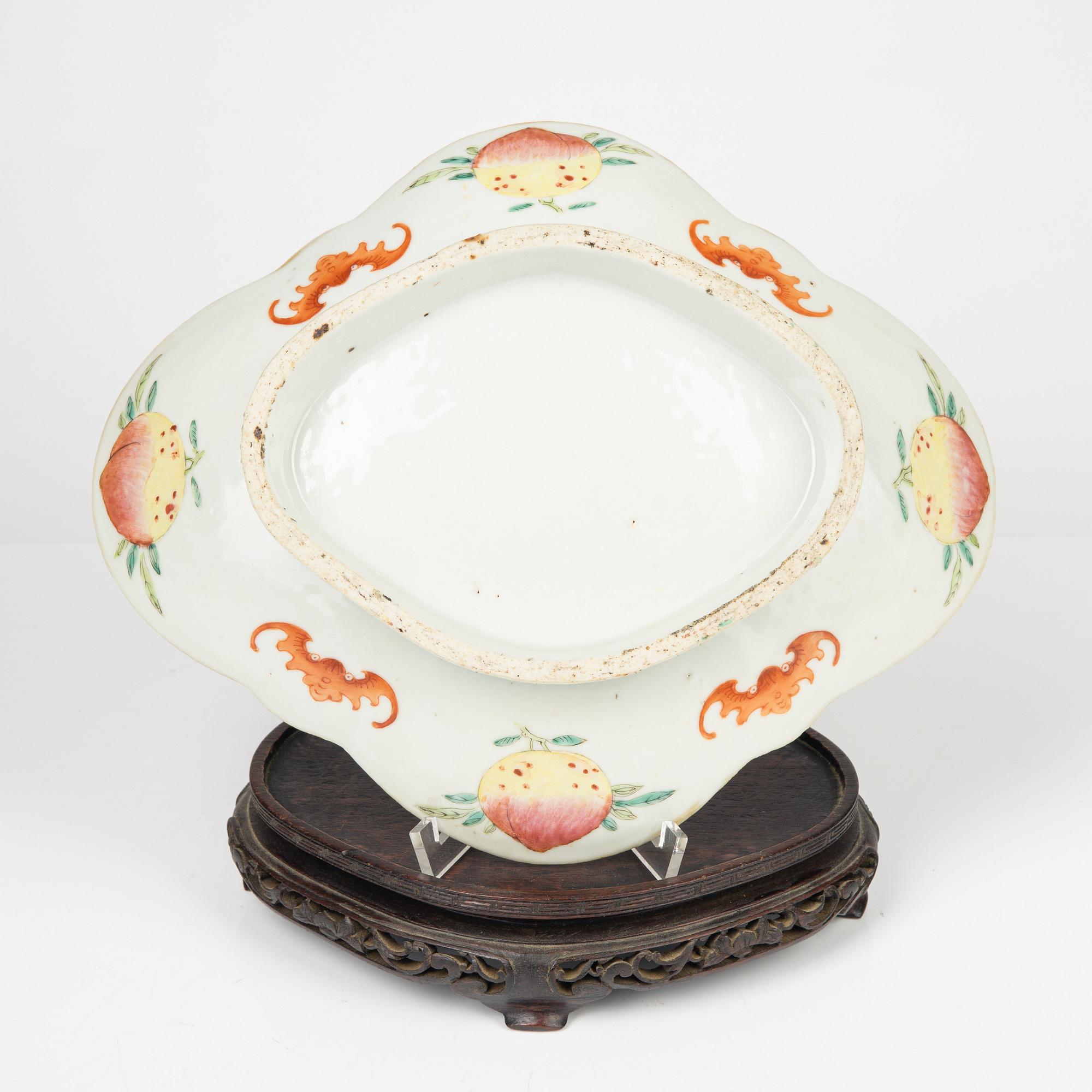 A Chinese porcelain bowl, Qing Dynasty, 19th Century.