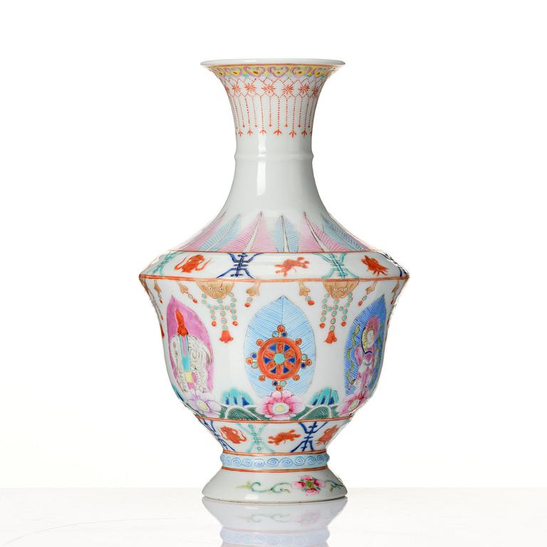 A famille rose barragon tumed vase, late Qingdynasti/Republic.
