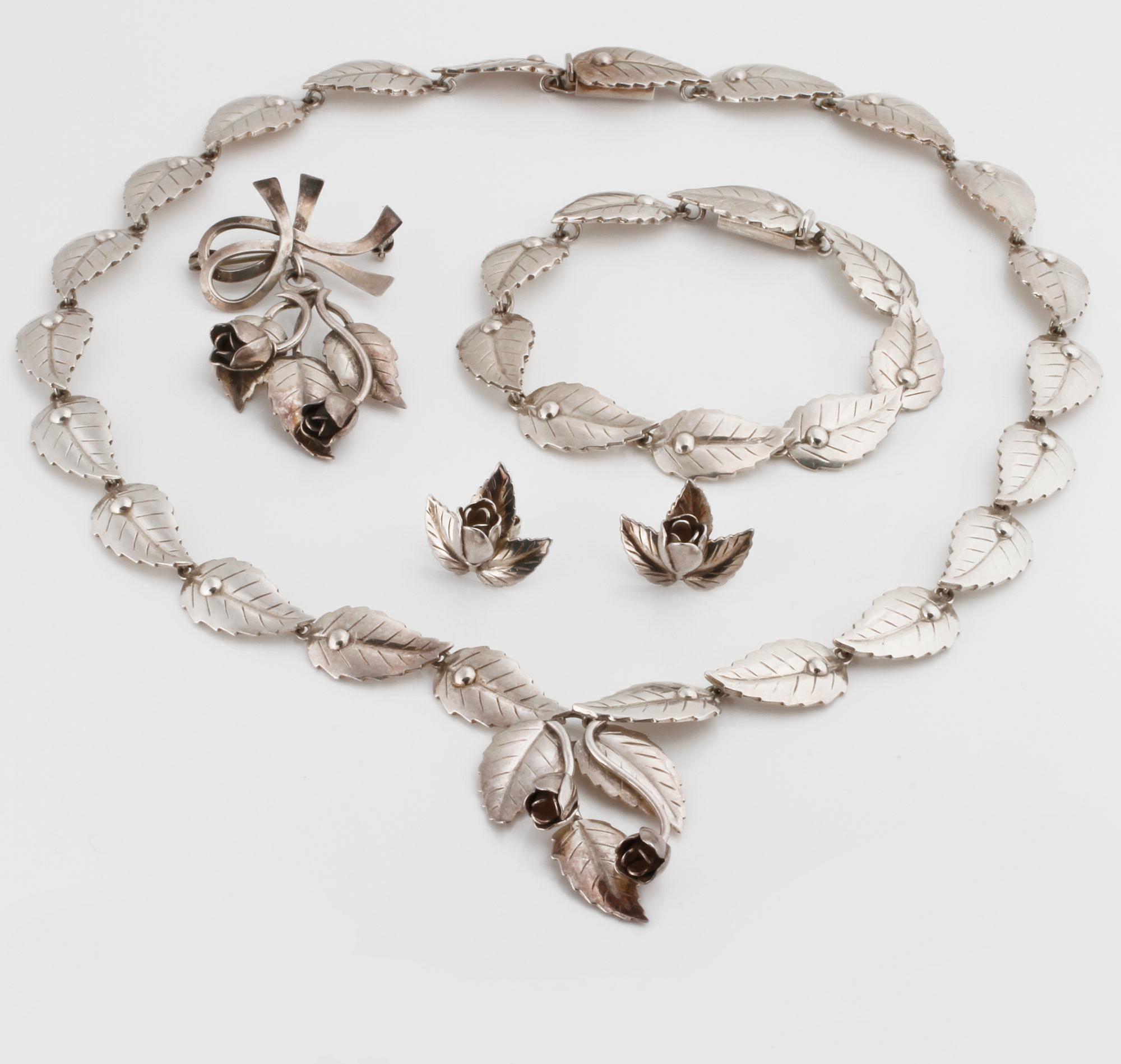 COLLIER, ARMBAND, BROSCH samt ÖRHÄNGEN, ett par, John Lauritzen och S Christian Fogh, Danmark.