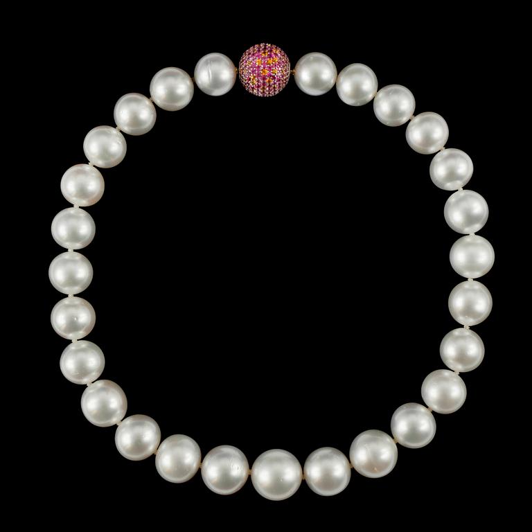 KAULAKORU, etelänmerenhelmet 14,3 - 17.0 mm. Monivärisiä safiireja n. 7.50 ct. Pituus 42 cm.