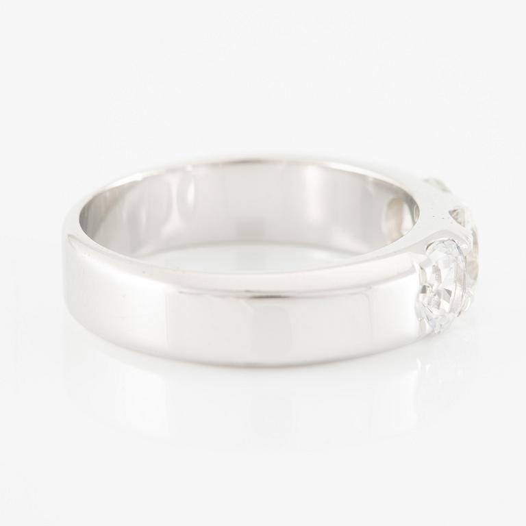Ring 14K vitguld med tre vita safirer.